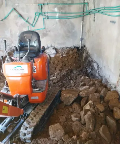 Mini excavadora trabajando