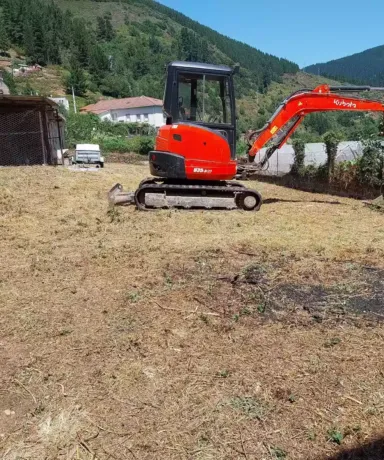 Excavadora trabajando en un terreno