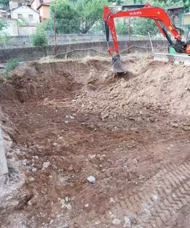 Excavadora trabajando en un terreno