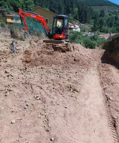 Excavadora trabajando en un terreno