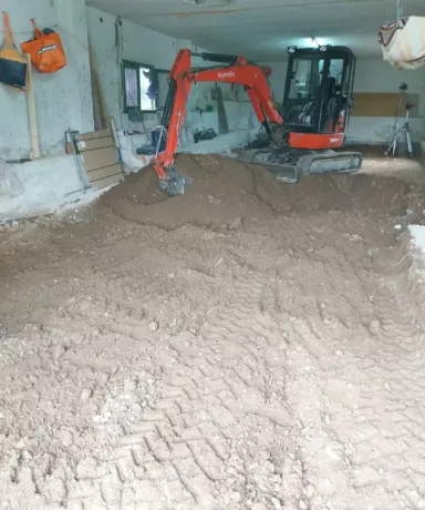 Excavadora trabajando en un terreno