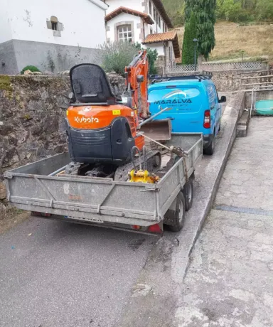 Minipala excavadora subida a un remolque
