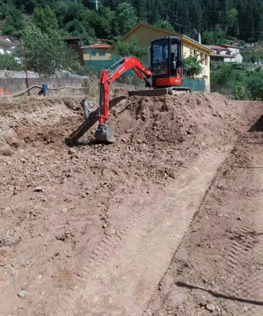 Excavadora trabajando en un terreno