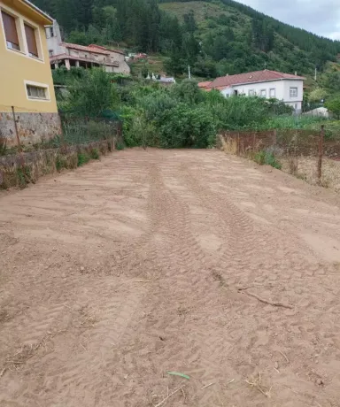 Excavadora trabajando en un terreno