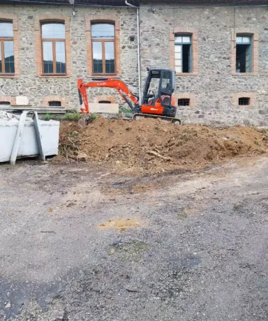 Excavadora trabajando en un terreno