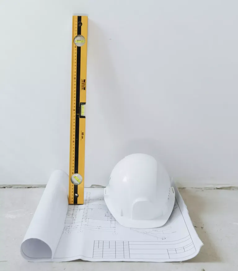 Una plano, un casco y un nivel