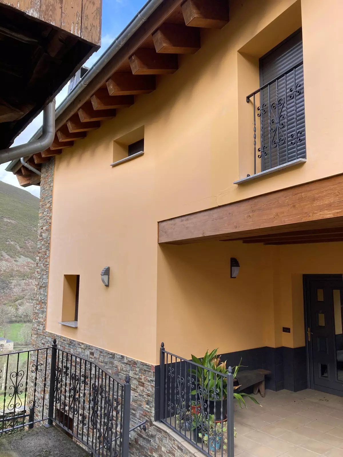 Parte delantera de una vivienda unifamiliar con vigas de madera