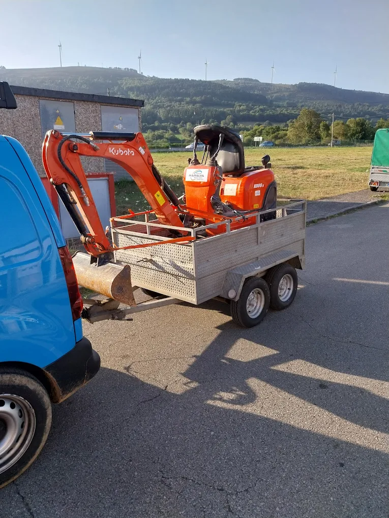 Mini pala en un remolque