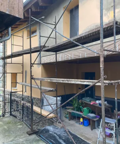 Andamio frente a una casa durante una obra en la fachada