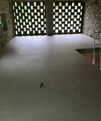 Suelo cerámico recién colocado en una obra